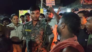 समस्तीपुर: गंगापुर में सड़क हादसे में एक मजदूर की मौत, दूसरा गंभीर; आक्रोशित लोगों ने आगजनी कर सड़क जाम की