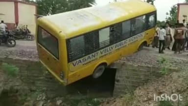 कुलपहाड़: रुरिकला में ड्राइवर की लापरवाही से बच्चों से भरी स्कूली बस हादसे का शिकार होने से बाल-बाल बची