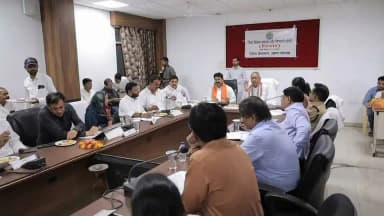 ➡️मुख्यमंत्री डा. यादव, प्रधानमंत्री जी के विकसित राष्ट्र बनाने के संकल्प को साकार कर रहे है- सांसद श्री नागर
➡️नई सड़को, प्रोजेक्ट के निर्माण में पेड़ पौधों को नुकसान ना हो- सांसद श्री सोलंकी
➡️आगर मे जिला विकास समन्वय और निगरानी समिति की बैठक संपन्न
आगर-मालवा, 17 जुलाई/ देश के प्रधानमंत्री श्री नरेंद्र मोदी का देश को 2047 तक दुनिया का अग्रणी और विकसित राष्ट्र बनाने का संकल्प है। मुख्यमंत्री डॉ. मोहन यादव, प्रधानमंत्री जी के उक्त संकल्प को साकार करने के लिए निरंतर कार्य कर रहे हैं। यह बात राजगढ़ लोकसभा क्षेत्र के सांसद श्री रोडमल नागर ने शुक्रवार को कलेक्टोरेट कार्यालय आगर में आयोजित जिला स्तरीय विकास समन्वय और निगरानी "दिशा" समिति की बैठक को संबोधित करते हुए कही।
बैठक में संसदीय क्षेत्र देवास के सांसद श्री महेंद्र सिंह सोलंकी, विधायक आगर श्री मधु गहलोत, विधायक सुसनेर श्री भैरव सिंह बापू, जिला पंचायत अध्यक्ष श्रीमती मुन्ना बाई चौहान, कलेक्टर श्रीमती प्रीति यादव, एसपी श्री दिलीप कुमार सोनी, एडीएम श्री आर.पी. वर्मा, जिला अध्यक्ष श्री ओम मालवीय, जिले के सभी जनपदों के अध्यक्ष, जनप्रतिनिधि, नगरीय निकायों के अध्यक्ष, जिला पंचायत सीईओ श्री बी.एस. सोलंकी एवं जिला अधिकारी उपस्थित थे।
सांसद श्री नागर ने कहा कि राष्ट्र को आत्मनिर्भर बनाने में आगर जिला भी अपनी महत्वपूर्ण भूमिका निभाए। हर एक व्य्क्ति जिस भी क्षेत्र में जहा भी कार्य कर रहे हैं, वे अपने दायित्वों का अच्छे से निर्वहन करें और जिले, प्रदेश तथा राष्ट्र को सक्षम एवं आत्मनिर्भर बनाने में योगदान दें।
देवास क्षेत्र के सांसद श्री महेंद्र सिंह सोलंकी ने बैठक में कहा कि सभी विभाग यह ध्यान रखें कि किसी भी नए प्रोजेक्ट या निर्माण कार्य की वजह से पेड़-पौधों और पर्यावरण को कोई नुकसान न पहुंचे। सभी विभाग पर्यावरण संरक्षण पर विशेष ध्यान दें।
बैठक में विधायक श्री मधु गहलोत सहित सभी उपस्थित सदस्यों ने भी महत्वपूर्ण सुझाव दिए।
बैठक में कृषि विभाग की समीक्षा के दौरान सांसद श्री नागर ने कहा कि जिले के किसानों को अपने खेतों की मिट्टी का परीक्षण करवाने के लिए प्रेरित किया जाए। मिट्टी परीक्षण के परिणाम के आधार पर खेत की मिट्टी में सुधार करवाने के लिए किसानों को जागरूक किया जाए।
समूह नल जल प्रदाय योजना की प्रगति की समीक्षा में बैठक में निर्देश दिए गए कि मजरो, टोलो और छूटी हुई बसाहटों को भी हर-घर नल से जल प्रदाय योजना में शामिल किया जाए। नल कनेक्शन प्रदान करने का कार्य तेजी से पूर्ण करवाया जाए। जिन 80 गांवों में समूह नल जल प्रदाय योजना से जल आपूर्ति प्रारंभ हो गई है, उनकी सूची समिती सदस्य को भी दी जाए।
बैठक में प्रधानमंत्री आवास ग्रामीण, प्रधानमंत्री आवास शहरी, प्रधानमंत्री ग्राम सड़क योजना एवं लोक निर्माण विभाग द्वारा संचालित केंद्र प्रवर्तित योजनाओं की प्रगति की विस्तार से समीक्षा की गई। उपस्थित सदस्यों ने भी अपने महत्वपूर्ण सुझाव दिए।
अंत में कलेक्टर ने सभी का आभार व्यक्त करते हुए बैठक में प्राप्त सुझावों पर प्रभावी कार्यवाही करने का विश्वास दिलाया।
प्रारंभ में कलेक्टर श्रीमती प्रीति यादव, एसपी श्री दिलीप कुमार सोनी, जिला पंचायत सीईओ श्री बी.एस. सोलंकी एवं एडीएम श्री आर.पी. वर्मा ने अतिथियों का स्वागत किया।
PMO India
Dr Mohan Yadav
CM Madhya Pradesh
Rodmal Nagar
Mahendra Singh Solanki
Jansampark Madhya Pradesh
Department of Forest, Madhya Pradesh
Department of Agriculture, Madhya Pradesh
Panchayat, Rural Development and Social Welfare Department of Madhya Pradesh
#agarmalwa
#आगरमालवा
#जनसंपर्क