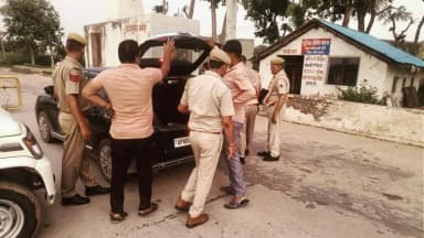 पुलिस अधीक्षक शरण गोपीनाथ के. निर्देशन मे #डीग पुलिस ने ए-श्रेणी की #नाकाबंदी कर अपराधियों और यातायात नियम तोड़ने वालों पर कसा शिकंजा
अभियान के दौरान कुल 572 दुपहिया और 388 #चौपहिया वाहनों को रोककर उनकी सघन तलाशी ली गई।
#DeegPolice #RajasthanPolice
@PoliceRajasthan #Nakabandi https://t.co/3TCTfXOc4o