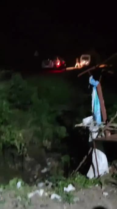 cm help line ban karvane k boda pulice. me rt k 3 baje diwar todkar. ghar me ghus k bacho mahilao se kia. bhay. vala vy