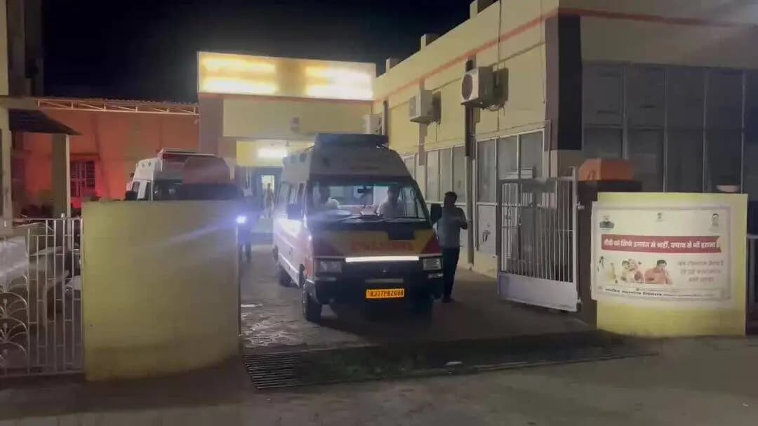 #लूणकरणसर 🚨में भीषण सड़क हादसा: जोधपुर से लुधियाना जा रही बस पलटी, एक बच्चे की मौत, 16 यात्री घायल