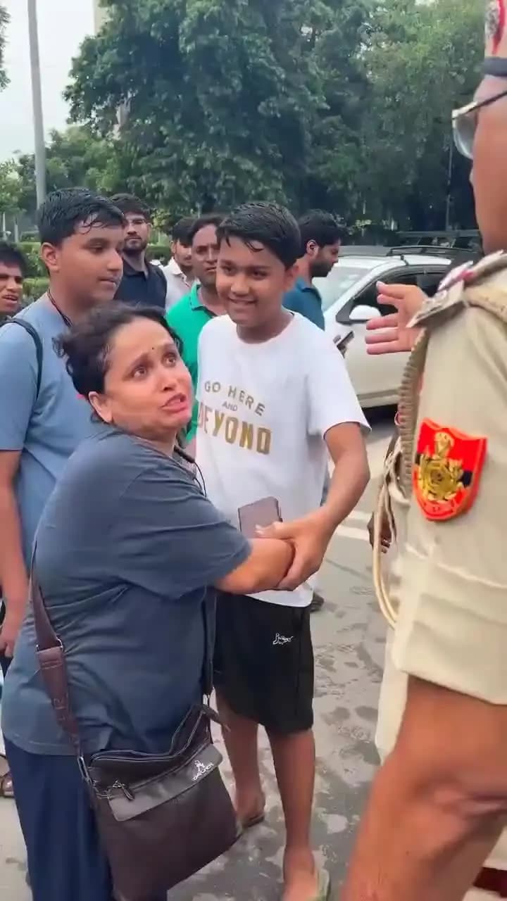 मेरे दोनों बच्चे लाई हूँ इनको भी मlर दो।
कल कितने सारे बच्चों के सर फोड़ें है आपने।
ये कहकर एक माँ #जंतरमंतर पर रो पड़ी