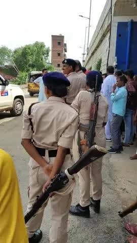 अतिक्रमण हटाने को लेकर डुमरांव अनुमंडल पदाधिकारी के निर्देश का पालन करते हुए थाना अध्यक्ष सोनबरसा एवं अंचलाधिकारी
