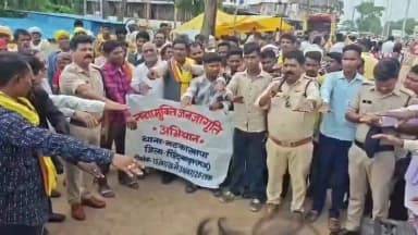 "नशे से दूरी है जरूरी 2.0" अभियान के अंतर्गत विकासखंड हर्रई के ग्राम बटकाखापा में जनजागरूकता कार्यक्रम आयोजित कर ग्रामीणों को नशे के दुष्प्रभावों के बारे में जागरूक किया गया एवं नशा नहीं करने की शपथ दिलाई गई।
#NasheSeDooriHaiZaroori2.0
#NashaMuktBharat
#नशा_मुक्त_मध्यप्रदेश #NashaMuktChhindwara
#procwa #छिन्दवाड़ा
#JansamparkMP
Home Department of Madhya Pradesh
Chhindwara Police
Social Justice and Disabled Welfare Department ,Madhya Pradesh
Jansampark Madhya Pradesh