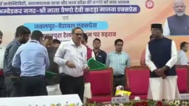 बैरसिया: भोपाल के निशातपुरा रेलवे स्टेशन से यात्री ट्रेनों का संचालन शुरू, CM मोहन यादव ने मालवा एक्सप्रेस को हरी झंडी दिखाई