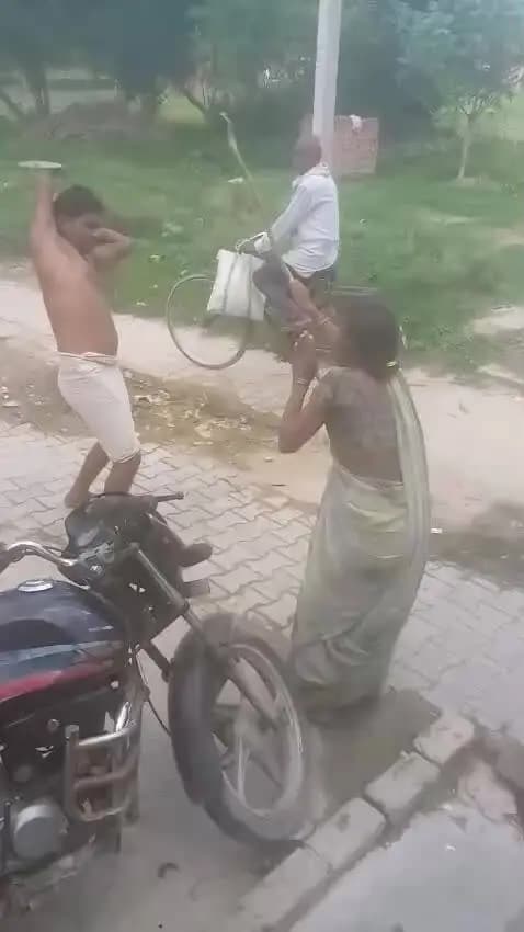 दोस्तों देखिए इस औरत को उसके बगल वाले कितना मार रहे हैं लेकिन पुलिस प्रशासन कोई भी कार्रवाई नहीं कर रही है कृपया इसकी का
