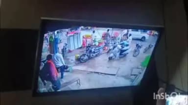 बिंदकी: बिंदकी कस्बे के ललौली चौराहे पर बदमाशों ने एक व्यक्ति को चार पहिया वाहन में बिठाकर 20,000 रुपए लिए, वीडियो वायरल