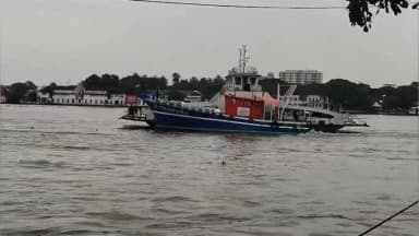 കണയന്നൂർ: ഫോർട്ട് കൊച്ചി വൈപ്പിൻ റോറോസർവീസ് ഫിഷറീസ് പെട്രോൾ ബോട്ട് ആൻഡ് ടീമിന്റെ സംയോജിത ഇടപെടൽ ഇന്ന് തുടർന്ന് വൻ ദുരന്തം ഒഴിവായി