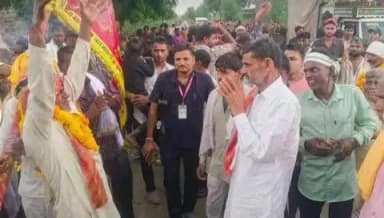 श्योपुर: श्योपुर विधायक बाबू जंडेल टर्रा से बीजासन माता तक निकली भव्य ध्वज यात्रा में हुए शामिल