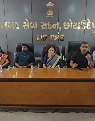 છોટાઉદેપુર: છોટાઉદેપુરમાં સ્વ. ડો. કનુભાઈ શાહના પરિવારે વહેતર્યું 1,000 તાડપત્રીનું વિતરણ