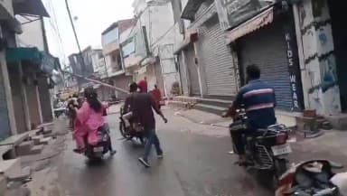 टोहाना: टोहाना लकड़बाजार में बिजली का पोल दुकान पर गिरा, 3 को मिली मामूली चोटें