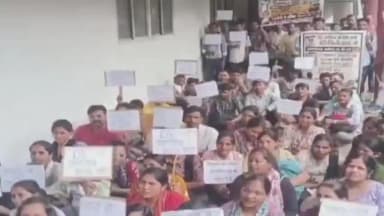 बैरसिया: भोपाल में शिक्षक अभ्यर्थियों ने दस्तावेज़ सत्यापन से बाहर किए जाने पर DPI का घेराव किया
