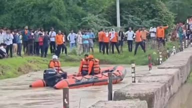 #महोबा : सीओह नाले में डूबा 17 वर्षीय किशोर, देर शाम तक नहीं मिला सुराग
थाना खन्ना क्षेत्र के ड्योढ़ी गांव का मामला।