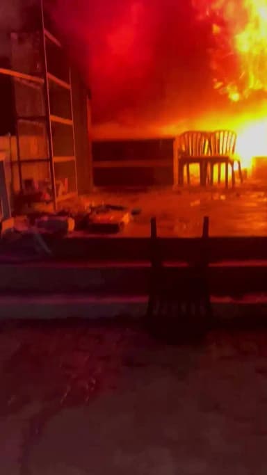 खलीलाबाद: नौरंगिया चौराहे पर रेडीमेड गारमेंट्स की दुकान में भीषण आग, 40 लाख का नुकसान