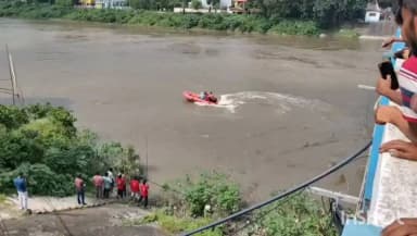 বালুরঘাট: বালুরঘাটে আত্রেয়ী নদীতে নিখোঁজ ব্যক্তির খোঁজে তল্লাশি, আশঙ্কা আত্মহত্যার
