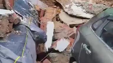 देवली में पार्किंग की दीवार गिरी, कई गाड़ियां क्षतिग्रस्त