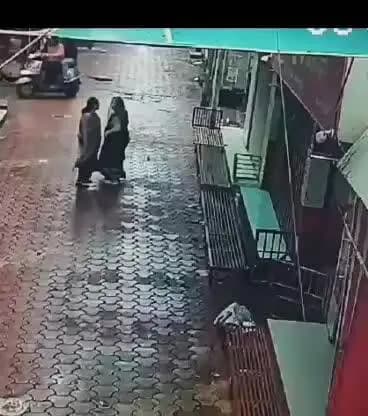 अशोक नगर: 60 साल की महिला को 'बड़ा संकट है' कहकर ठगों ने डराया, जेवर-पर्स लूटे, CCTV में कैद