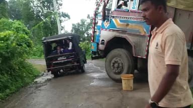 जैतहरी थाना अंतर गत झाईताल मार्ग ट्रक दुर्घटना मार्ग छोटा होने के कारण दुर्घटना से देर भले