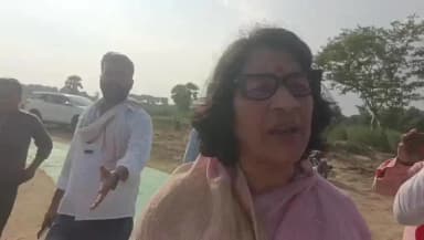 मऊ: कैबिनेट मंत्री एके शर्मा का मंच छोड़कर भागी स्वर्गीय कल्पना धारा की बहू सीता राय, कहा- सामान न होने पर क्या फ़ायदा