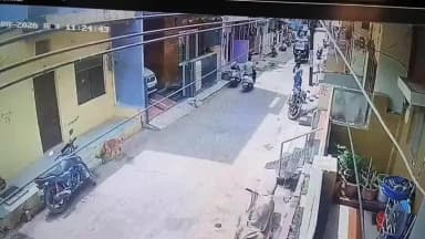 शामगढ़: शामगढ़ की पंजाबी कॉलोनी में बाइक सवार पति-पत्नी को टक्कर, घायल; वारदात CCTV में कैद