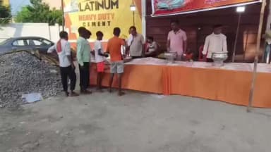 नजीबाबाद: नजीबाबाद में शाकुम्भरी ट्रेडर्स द्वारा लगाया गया कावड़ सेवा शिविर, कांवड़ियों की सेवा में जुटे सामाजिक लोग