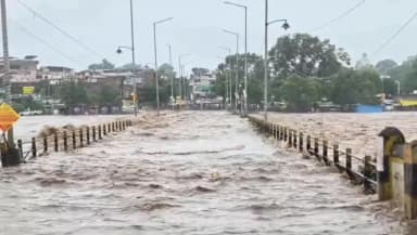 डिंडौरी: लगातार बारिश से मां नर्मदा पुल घाट जलमग्न, आवागमन बाधित; एएसपी व थाना प्रभारी मौके पर मौजूद