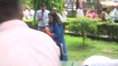 भाजपा सांसद बांसुरी स्वराज ने मालवीय नगर के पंडित मदन मोहन मालवीय पार्क में सफाई अभियान में श्रमादान किया