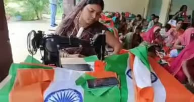 मछलीशहर: बरहता में स्वयं सहायता समूह की महिलाओं ने हर घर तिरंगा के लिए तीन लाख तिरंगे बनाने का लिया संकल्प