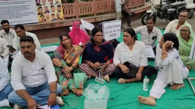 मंदसौर: गांधी चौराहा पर सरकारी व निजी ज़मीनों पर कब्ज़े के ख़िलाफ़ धरना, कार्रवाई की मांग