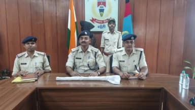 खूंटी: उडिकेल बरटोली में पत्नी की टांगी से हत्या करने वाला पति गिरफ्तार, टांगी बरामद