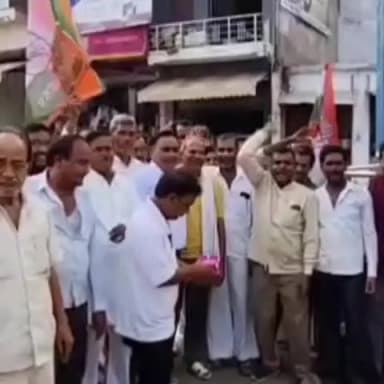 लिधौरा: दतिया में कांग्रेस की जीत पर आज लिधौरा में कांग्रेसियों ने भंडारे एवं आतिशबाजी की जिसमें कांग्रेस के वरिष्ठ नेतासंतोष प्