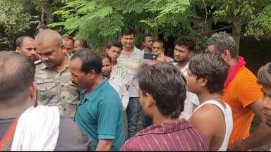 हंटरगंज: सोहाद में अनियंत्रित कार बाउंड्रीवाल से टकराई, बाल-बाल बचे कार सवार