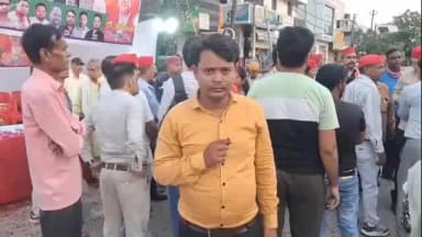 बरेली: बरेली कैंट विधानसभा सीट से दावेदार डॉक्टर अनीश बेग ने कांवड़ियों का फूल माला पहनाकर स्वागत किया, पुष्पवर्षा की