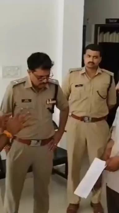 नीमच नगर: नीमच में वर्दी शर्मसार: रील बाज एसआई पर डंपर चालकों को बेल्ट से पीटने और रिश्वत मांगने का आरोप