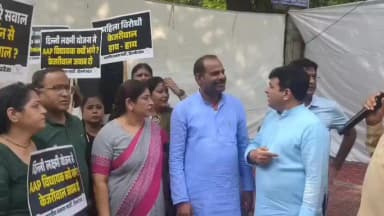 दक्षिणी दिल्ली के पूर्व भाजपा सांसद रमेश बिधूड़ी ने कालकाजी विधायक के कार्यालय पर जोरदार प्रदर्शन किया