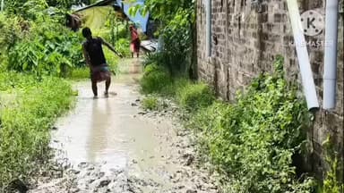 কুলপি: রামেশ্বরপুর গ্রামের মাটির রাস্তা বেহাল প্রশাসনকে জানিয়ে কোন কাজ হয়নি।