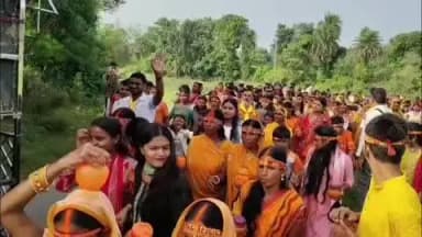 चंदवारा: चंदवारा प्रखंड में दो मुहानी धाम के लिए जलयात्रा सह कांवर पदयात्रा निकाली गई