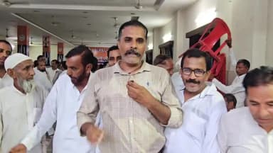 स्वार: विधानसभा विधायक शफीक अहमद अंसारी के आवास पर आयोजित की गई एक महत्वपूर्ण बैठक