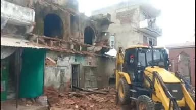 लक्ष्मणगढ़: रींगस कस्बे में जर्जर भवनों पर नगर पालिका की कार्रवाई, हटाया गया जर्जर निर्माण