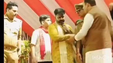 बस्ती: पवन सिंह के सामने युवक को मंच से फेंका, फिर पावरस्टार ने बुलाकर खिंचवाई फोटो
