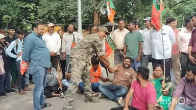 मनिका: रांची में छात्रों की मारपीट के विरोध में भाजपाइयों ने मनिका में किया रोड जाम