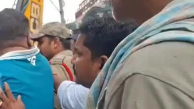తణుకు: ఐతంపూడి గ్రామంలో ఆక్రమణలు తొలగించిన రెవెన్యూ పోలీస్ సిబ్బంది