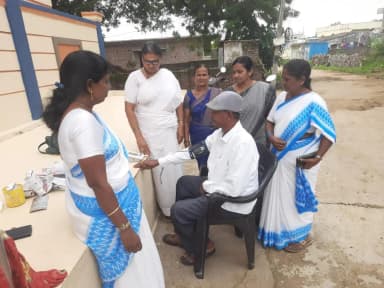 డోర్నకల్: డోర్నకల్ 13వ వార్డ్లో హెల్త్ క్యాంపులో బీపీ, షుగర్ పరీక్షలు, ఆరోగ్య సలహాలు