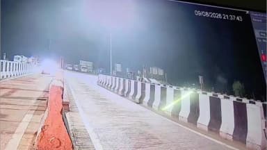मिल्कीपुर: टोल प्लाजा कर्मियों को तेज रफ्तार कार ने मारी टक्कर, एक गंभीर घायल, वीडियो हुआ वायरल