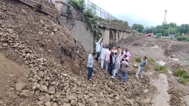 शाजापुर: पुल की एप्रोच धंसने पर कांग्रेस ने किया प्रदर्शन, PWD और ठेकेदार पर FIR की मांग