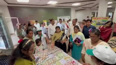 कोंडागांव: लखपति दीदी पहल से महिलाओं को मिला स्वरोजगार का हुनर, कलेक्टर नूपुर राशि पन्ना ने धान से बनी राखी खरीदी