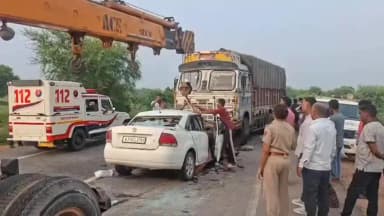 धौलपुर: भागीरथ पुरा मोड़ पर दर्दनाक सड़क हादसा, कार-ट्रक की भिड़ंत में एक ही परिवार के तीन लोगों की हुई मौत