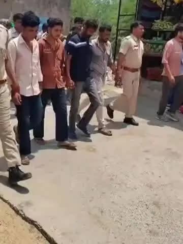 शेरगढ़: सोलंकियातला में लूट के 4 आरोपियों को गिरफ्तार किया गया, पुलिस ने वारदात का सीन रीक्रिएट कर गलियों में भी घुमाया