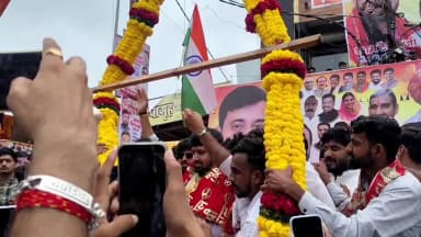महिदपुर: घोंसला से खेड़ा खजूरिया तक भव्य बाइक तिरंगा यात्रा निकली, हजारों लोगों ने लहराया तिरंगा, JCB से हुई पुष्पवर्षा